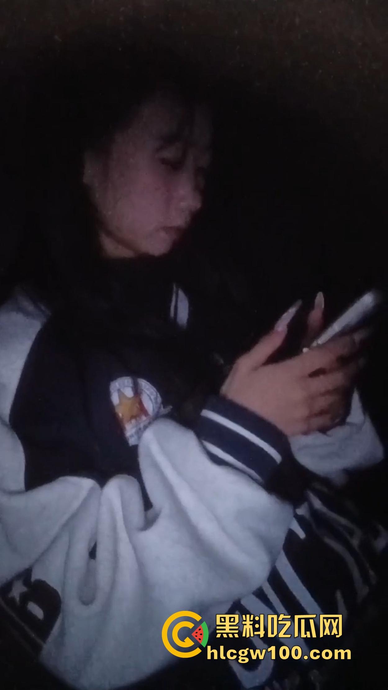 学生妹子放寒假都出来兼职站街,穿着校服卖快餐是勤工俭学还是逼良为娼?道德和地址哪个重要?-5