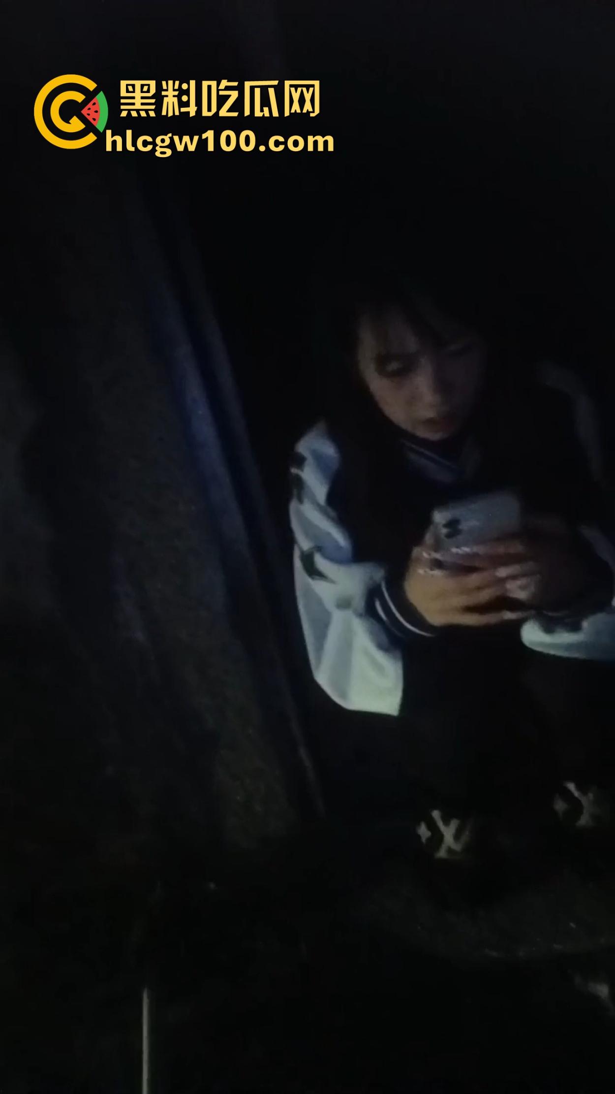 学生妹子放寒假都出来兼职站街,穿着校服卖快餐是勤工俭学还是逼良为娼?道德和地址哪个重要?-6