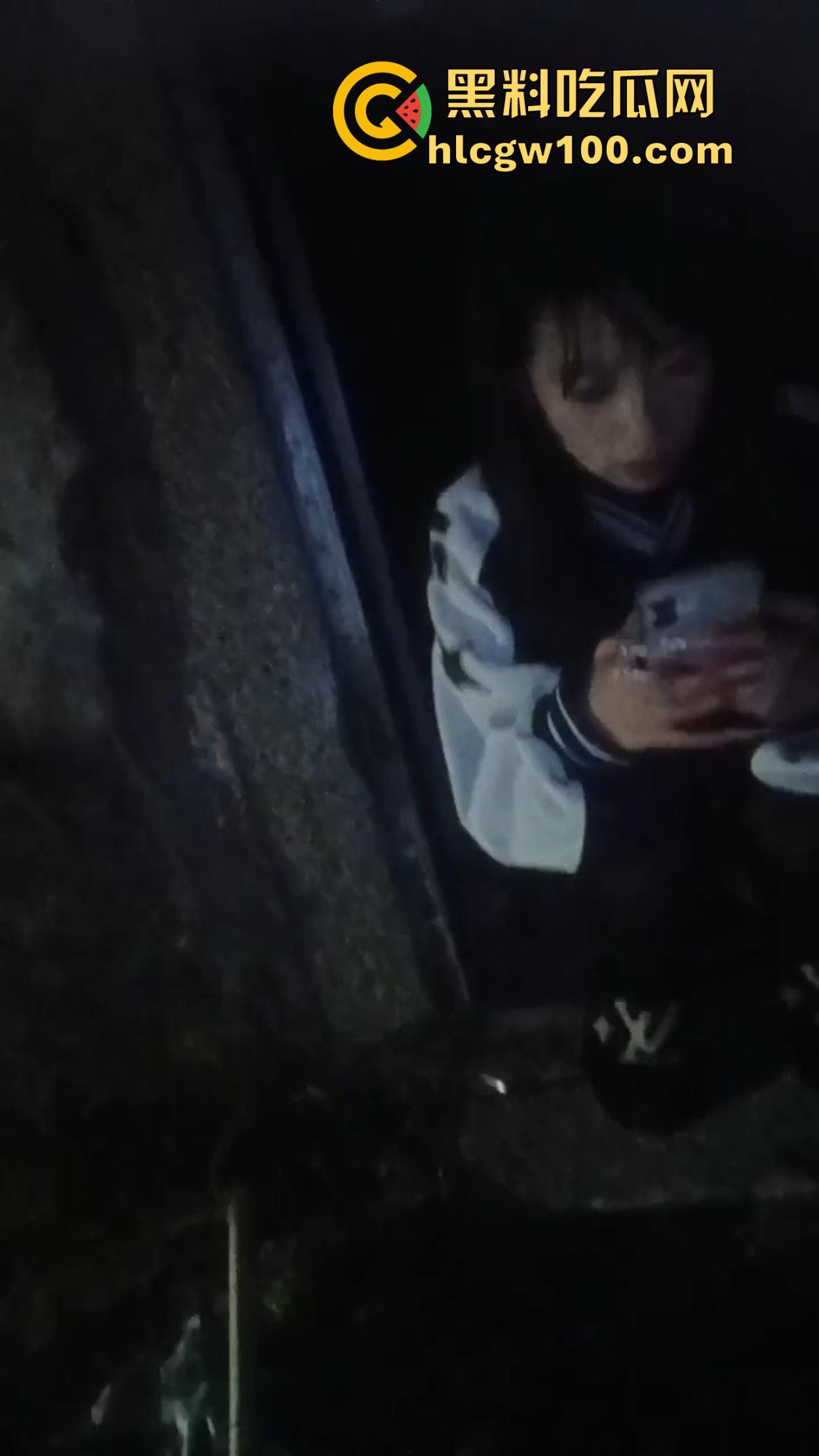 学生妹子放寒假都出来兼职站街,穿着校服卖快餐是勤工俭学还是逼良为娼?道德和地址哪个重要?-7