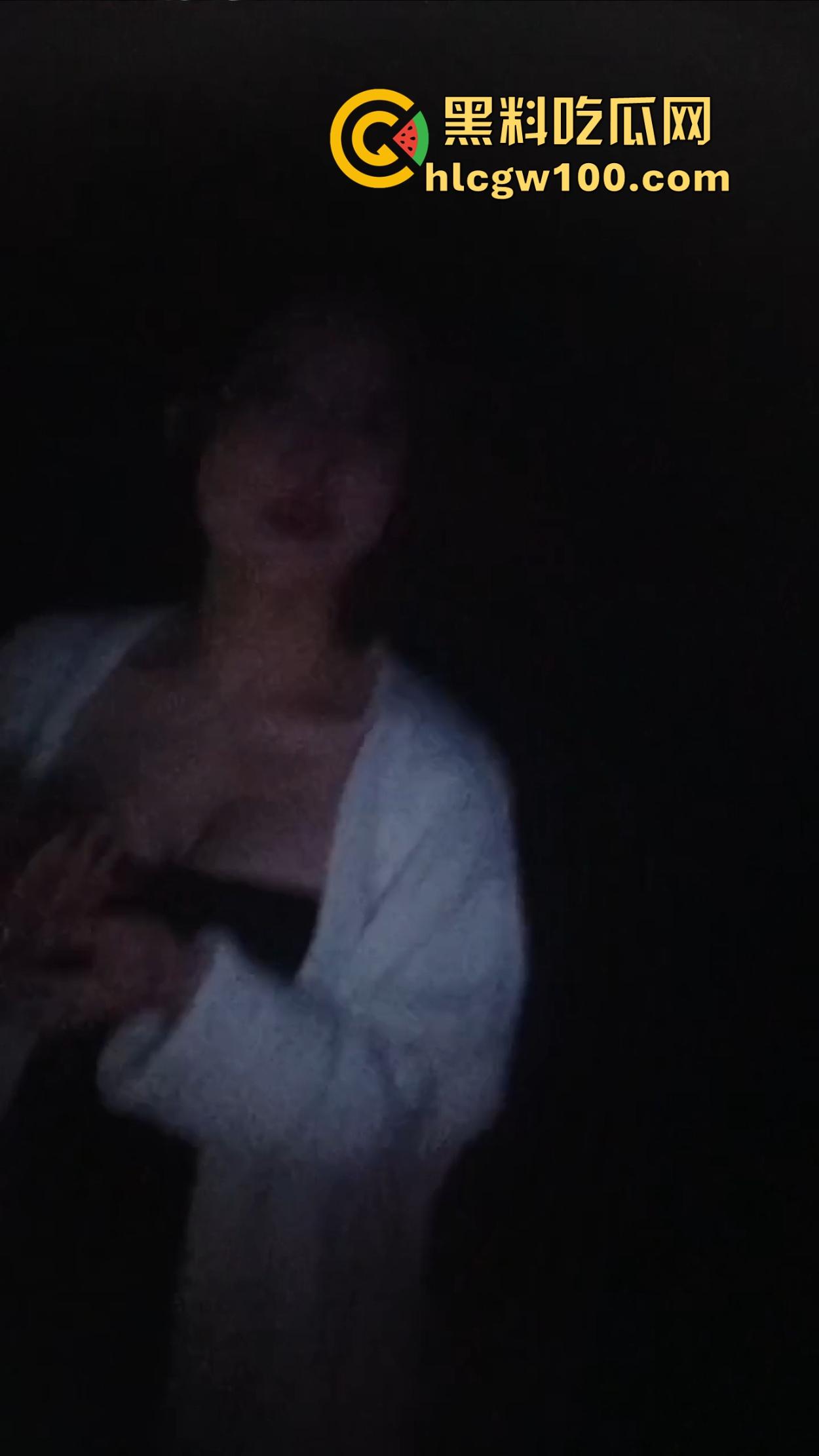 学生妹子放寒假都出来兼职站街,穿着校服卖快餐是勤工俭学还是逼良为娼?道德和地址哪个重要?-8