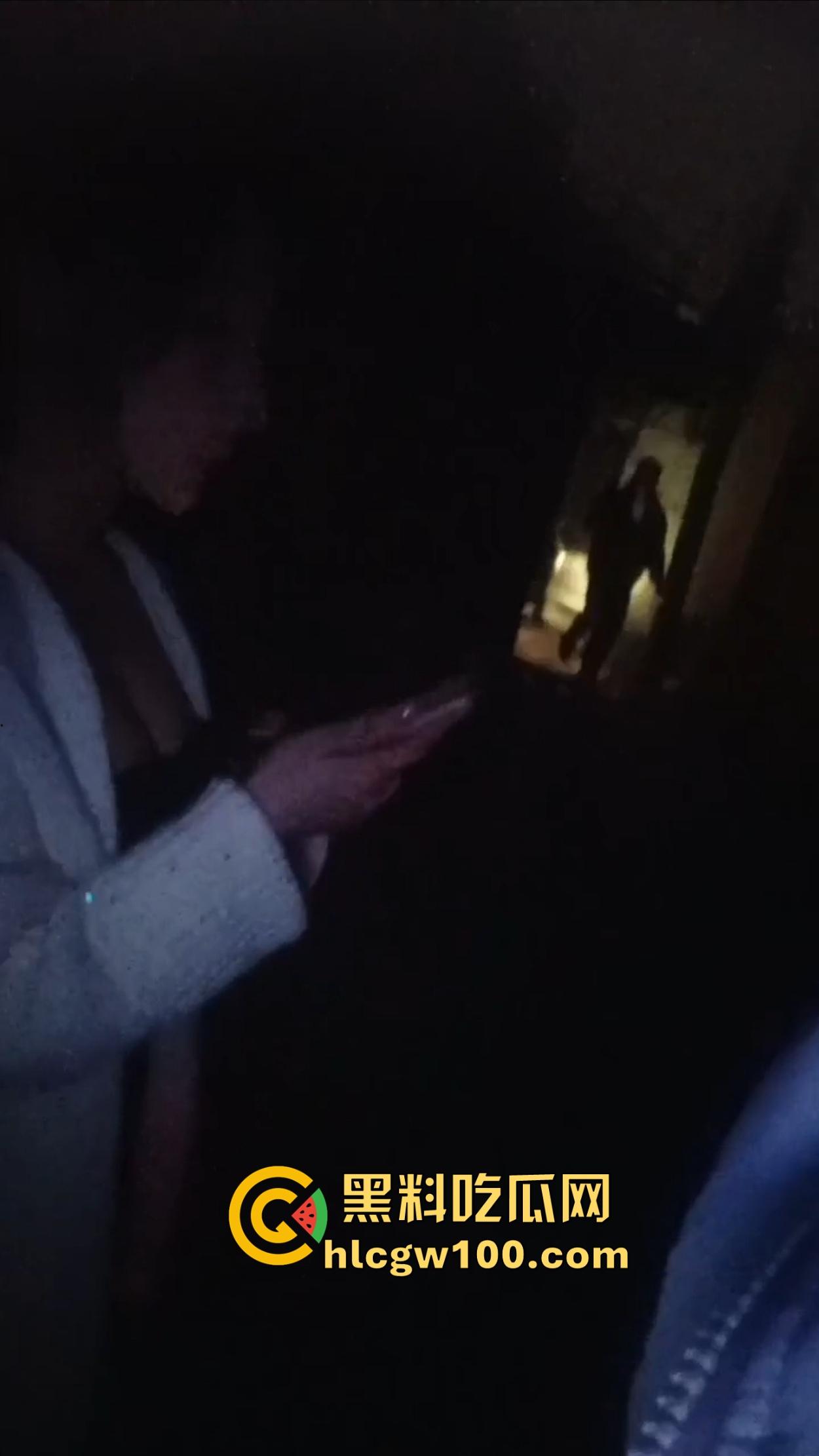 学生妹子放寒假都出来兼职站街,穿着校服卖快餐是勤工俭学还是逼良为娼?道德和地址哪个重要?-9