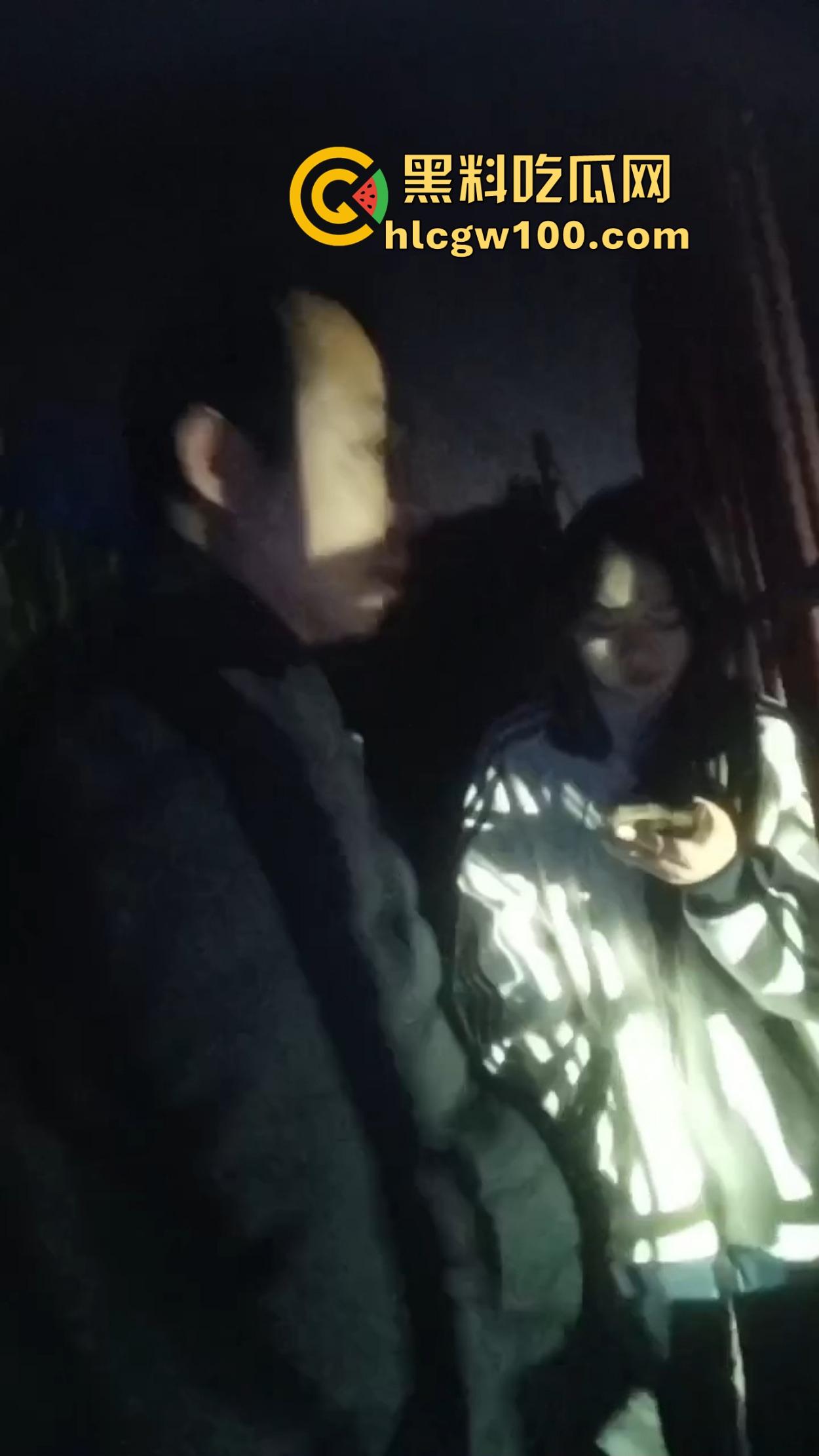 学生妹子放寒假都出来兼职站街,穿着校服卖快餐是勤工俭学还是逼良为娼?道德和地址哪个重要?-10