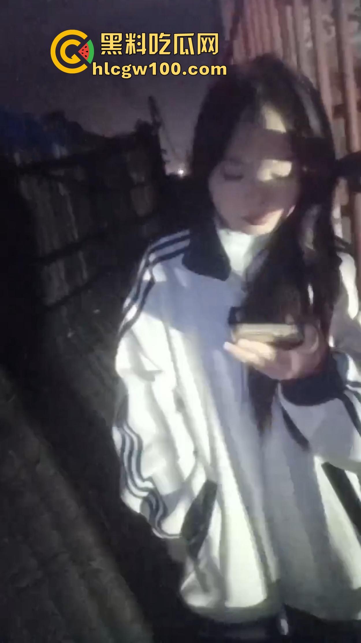 学生妹子放寒假都出来兼职站街,穿着校服卖快餐是勤工俭学还是逼良为娼?道德和地址哪个重要?-11