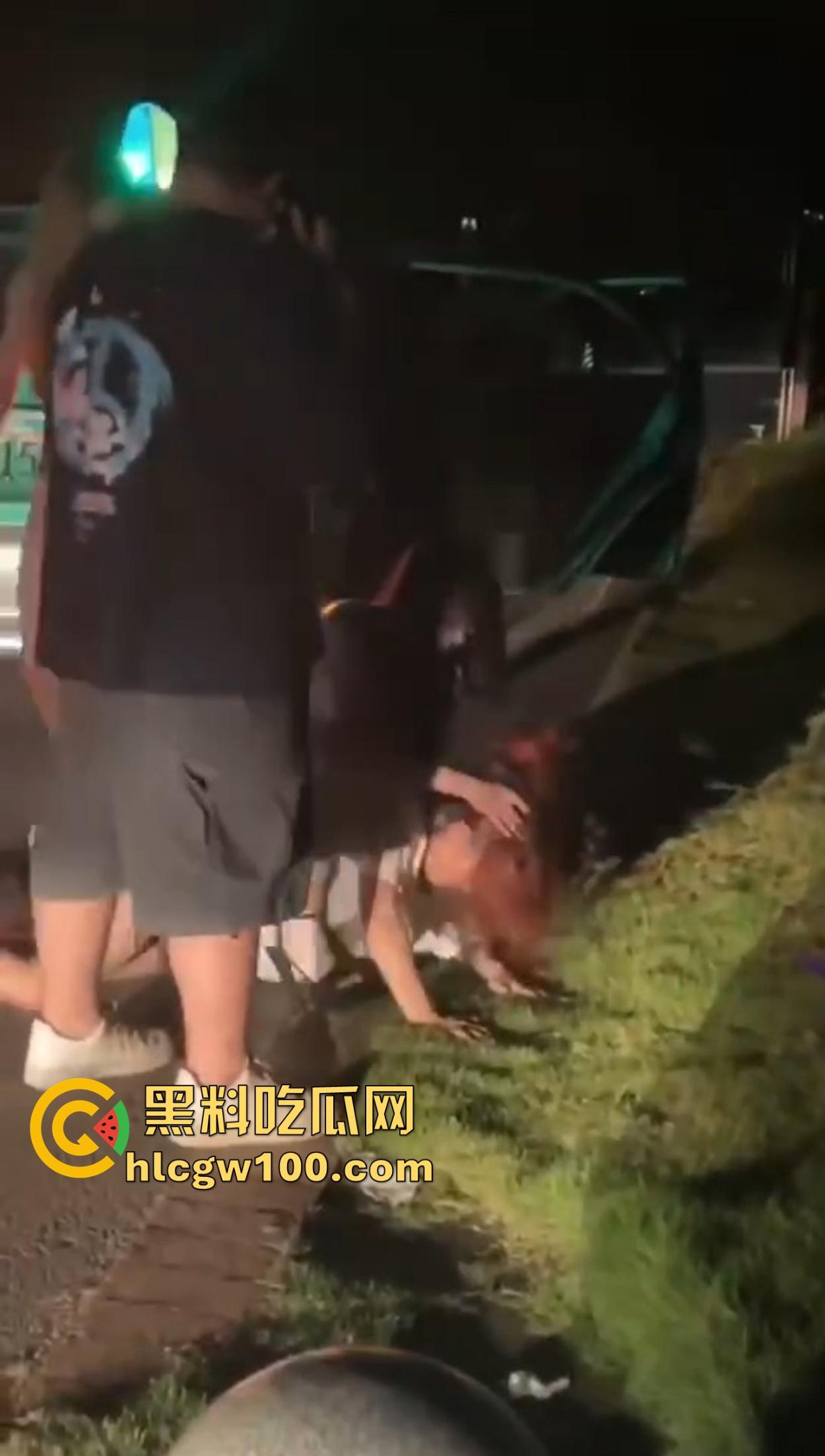 三亚外围妹子开打,穿着蕾丝内衣内裤当街抢顾客,清凉打斗辣眼睛,围观男顾客只敢默默看戏!-4