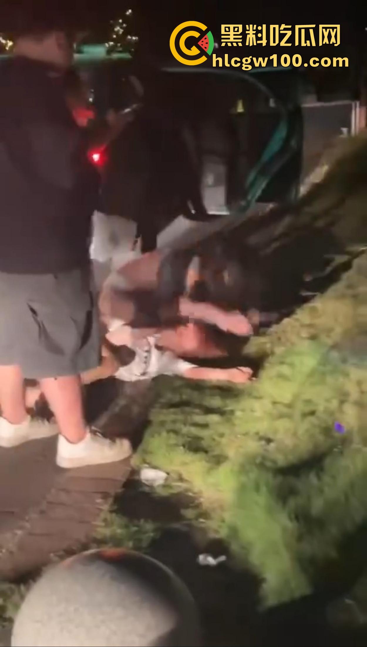 三亚外围妹子开打,穿着蕾丝内衣内裤当街抢顾客,清凉打斗辣眼睛,围观男顾客只敢默默看戏!-5