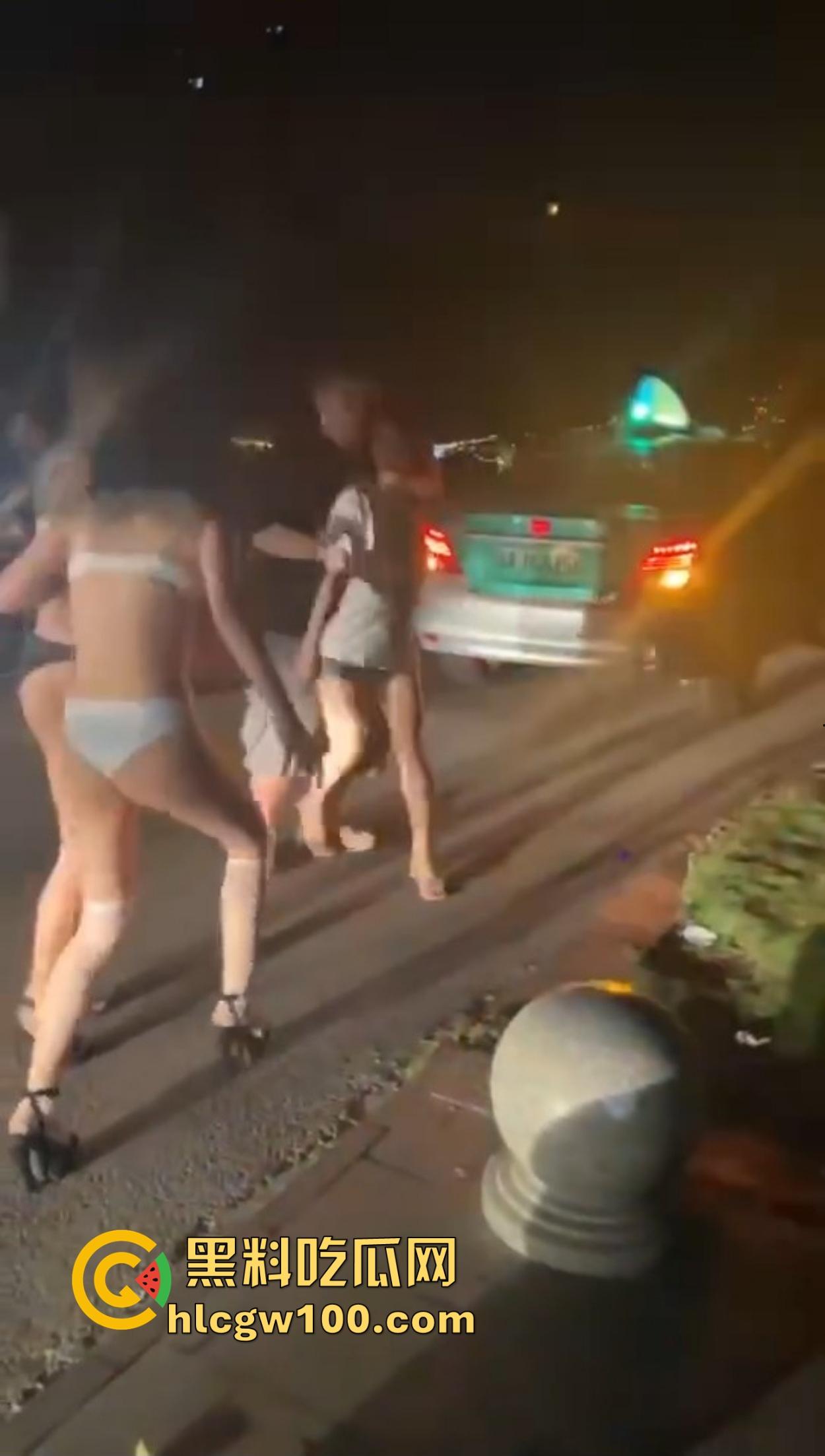 三亚外围妹子开打,穿着蕾丝内衣内裤当街抢顾客,清凉打斗辣眼睛,围观男顾客只敢默默看戏!-8