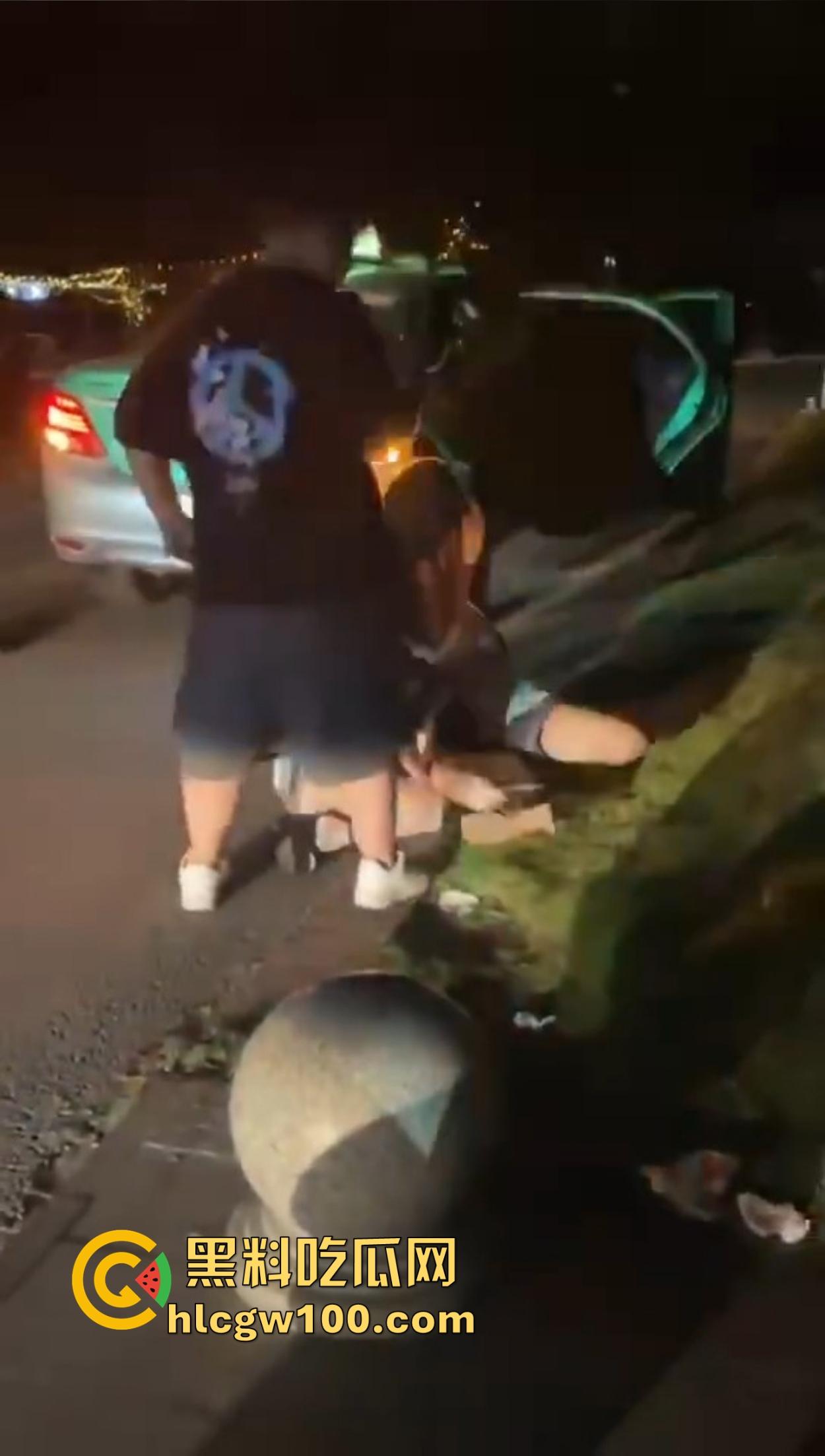 三亚外围妹子开打,穿着蕾丝内衣内裤当街抢顾客,清凉打斗辣眼睛,围观男顾客只敢默默看戏!-10