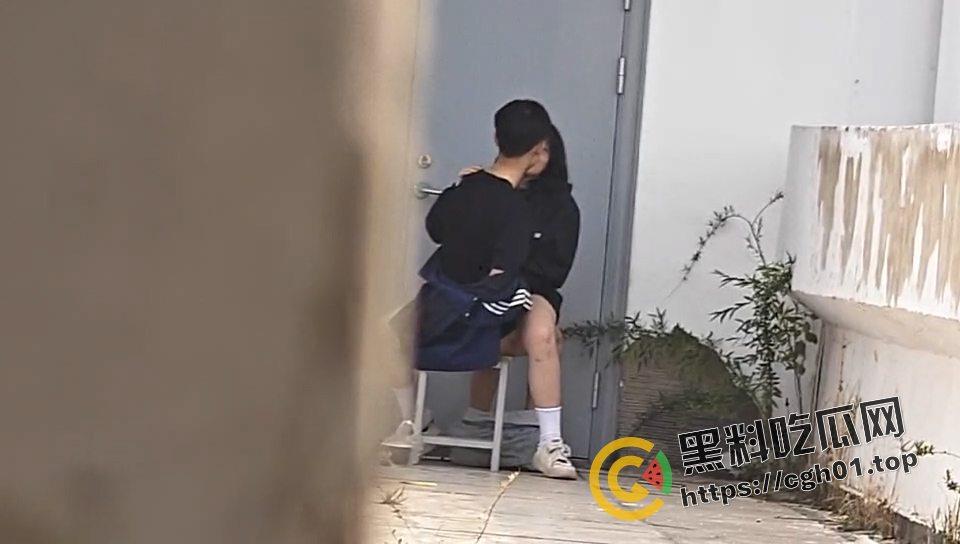 深圳高中生校内打炮 椅子上就能女上位到高潮 年轻人就是饥渴啊 偷拍视频流出-2