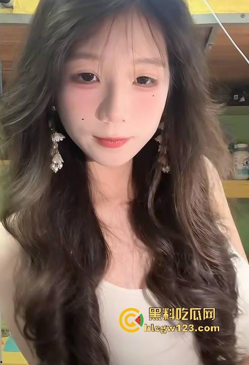 抖音巨乳反差网红【饭書書】网调自慰视频曝光 极品清纯大奶大秀身材 挑逗姿势性感撩人!-5