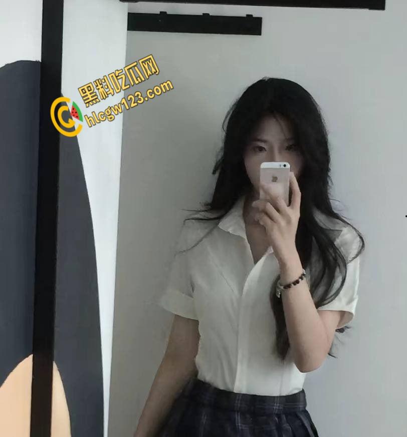 陕西嫩妹五一酒店走廊开战!清纯眼镜妹变身反差女王,男友后入狂欢,监控都看湿了!-3