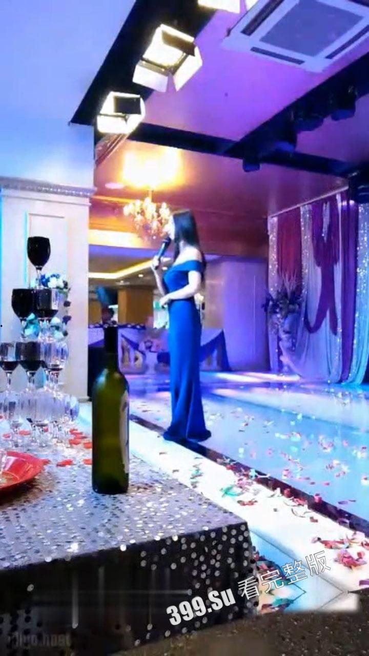 真刺激!一本正经主持婚礼的美女司仪 竟是塞着跳蛋直播的黄播 婚礼结束进厕所潮喷卸欲 真实淫领风骚啊-5