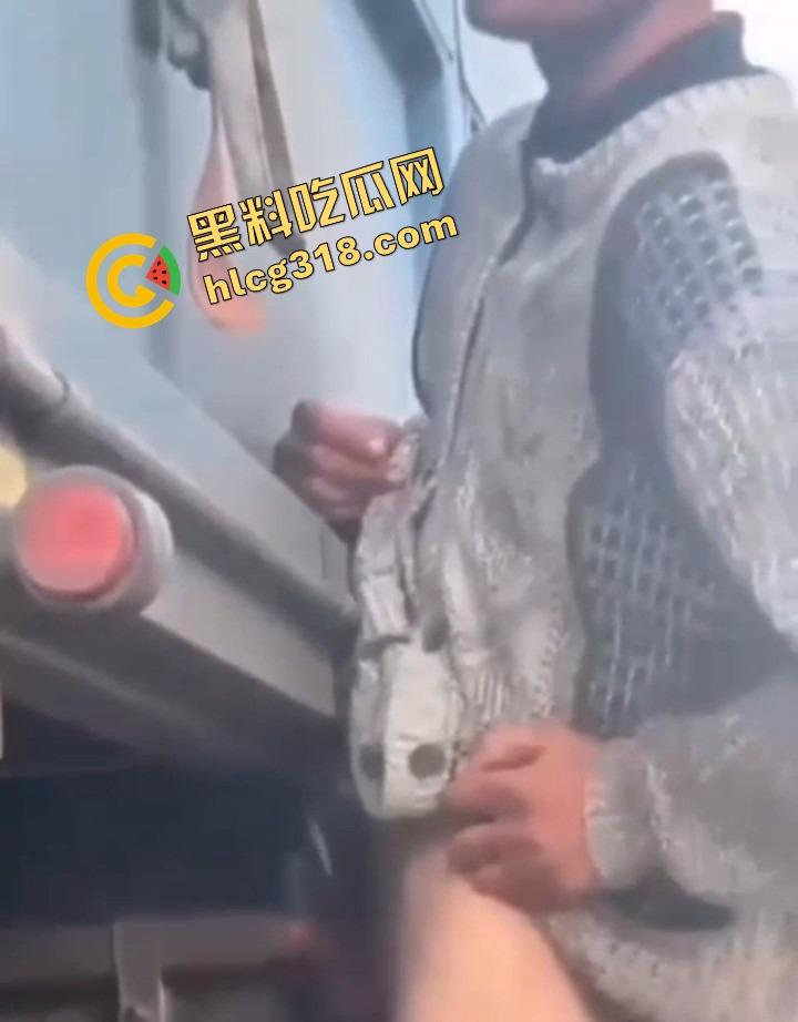 哥们太久没泄压,已经进入见洞就硬状态,见洞就想怼,马桶眼排气管、甚至风吹草动都能让他起反应!-2