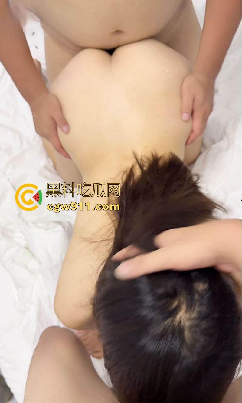 海角乱伦!酒店3p换妻老婆直接被玩坏,巨乳骚逼疯狂揉搓,猛男怒草50分钟,最后哭着求饶!-6