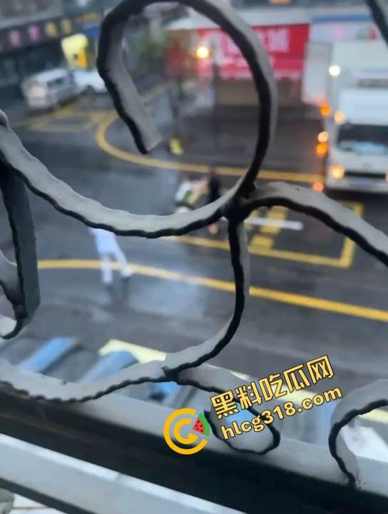 两人当街持刀互砍,地上都是血了还有热心大哥冲上去劝架,这不是劝架这是想加菜,刀都举起来了你上去干啥?-2