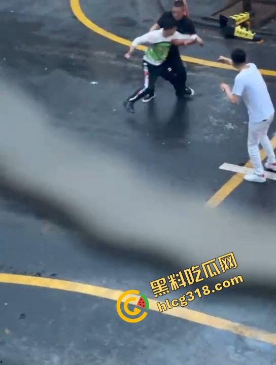 两人当街持刀互砍,地上都是血了还有热心大哥冲上去劝架,这不是劝架这是想加菜,刀都举起来了你上去干啥?-3