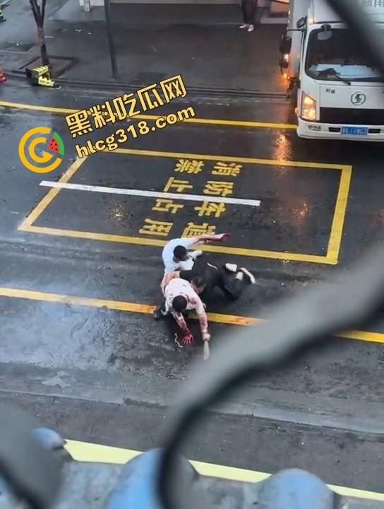 两人当街持刀互砍,地上都是血了还有热心大哥冲上去劝架,这不是劝架这是想加菜,刀都举起来了你上去干啥?-5