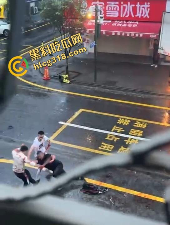 两人当街持刀互砍,地上都是血了还有热心大哥冲上去劝架,这不是劝架这是想加菜,刀都举起来了你上去干啥?-6