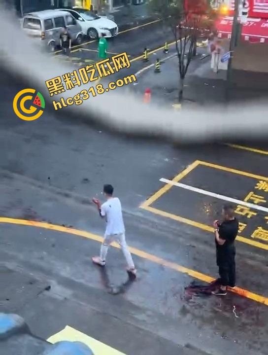 两人当街持刀互砍,地上都是血了还有热心大哥冲上去劝架,这不是劝架这是想加菜,刀都举起来了你上去干啥?-7