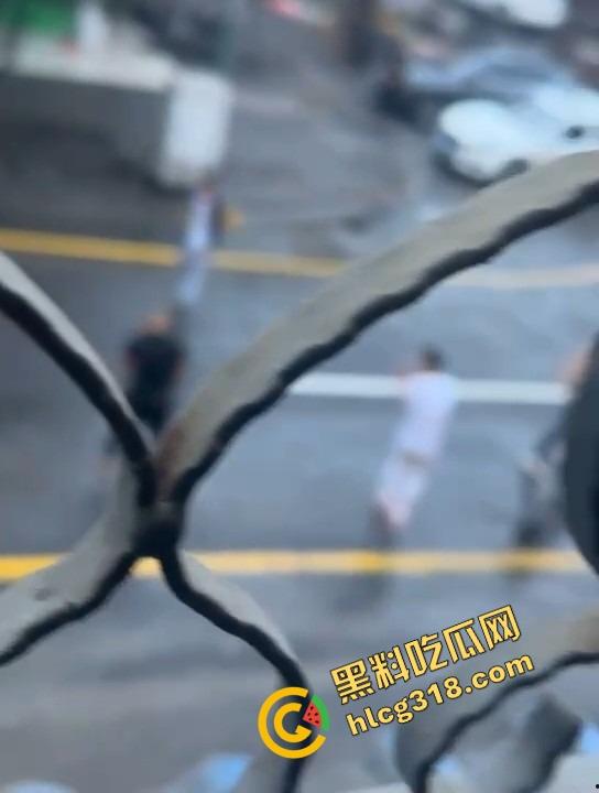 两人当街持刀互砍,地上都是血了还有热心大哥冲上去劝架,这不是劝架这是想加菜,刀都举起来了你上去干啥?-10