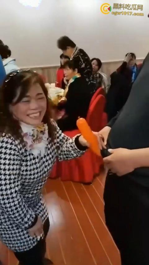 大爷大妈聚餐玩淫秽游戏，把气球当成鸡巴一边撸一边口，有韵味又会玩的少妇，晚上不敢想有多爽 ！-4