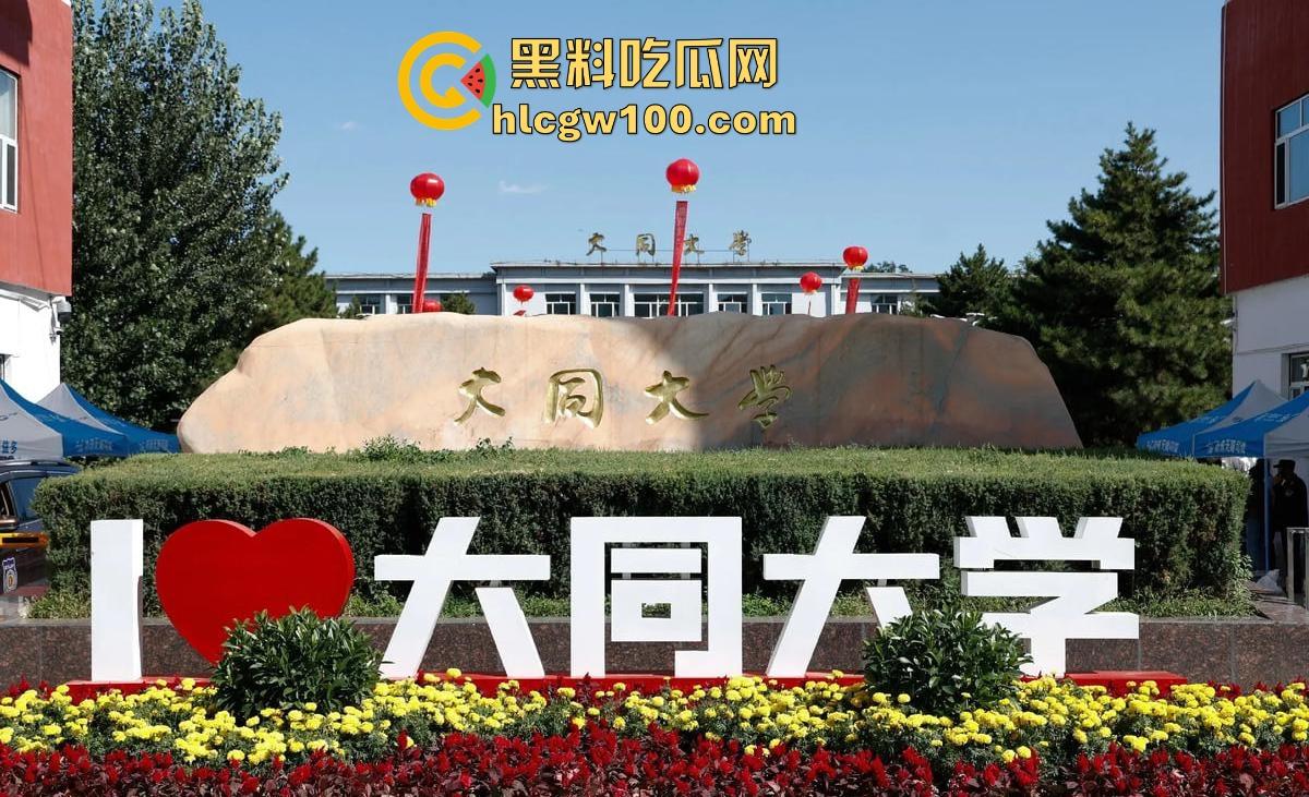 山西大同小情侣把教室课桌当大床房,女的光身子男的抠半天刚硬起来,女友发现监控吓得躲桌底,保安吃瓜笑疯了!-4