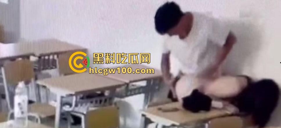 山西大同小情侣把教室课桌当大床房,女的光身子男的抠半天刚硬起来,女友发现监控吓得躲桌底,保安吃瓜笑疯了!-7