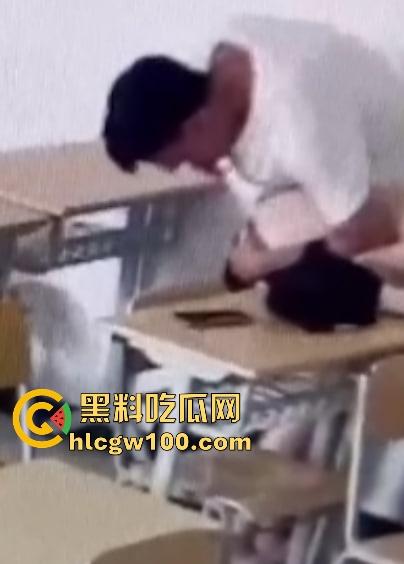 山西大同小情侣把教室课桌当大床房,女的光身子男的抠半天刚硬起来,女友发现监控吓得躲桌底,保安吃瓜笑疯了!-10