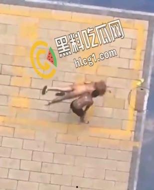 实拍社会青年暴虐女友 看女孩纹身也是个精神小妹 这是多大仇打成这样 头发都被扯掉了