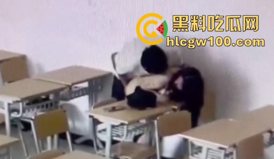 山西大同小情侣把教室课桌当大床房,女的光身子男的抠半天刚硬起来,女友发现监控吓得躲桌底,保安吃瓜笑疯了!-13