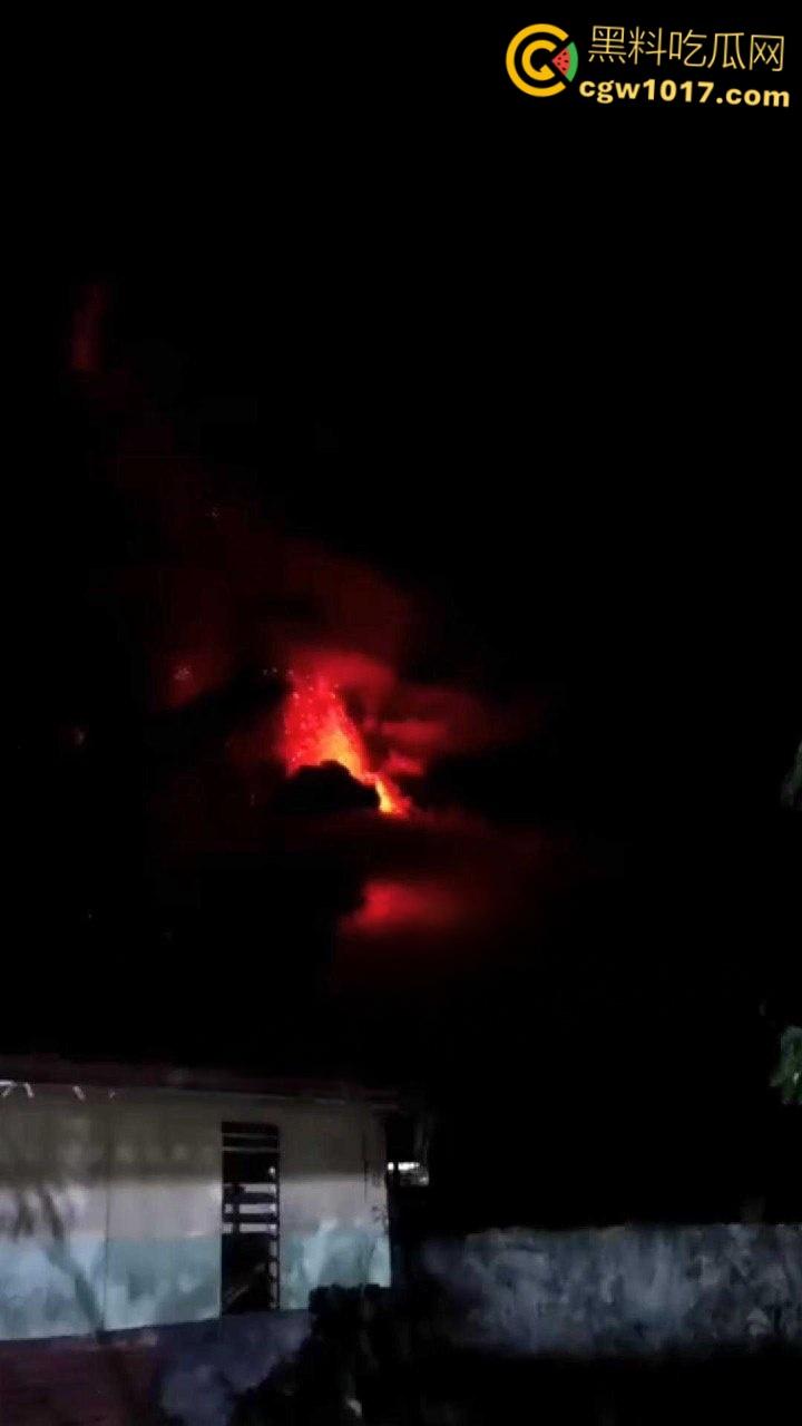 印度北苏拉威西省拉翁火山爆发,天空乌云密布电闪雷鸣,岩浆喷涌浓烟滚滚,警戒级别升至最高 !-4