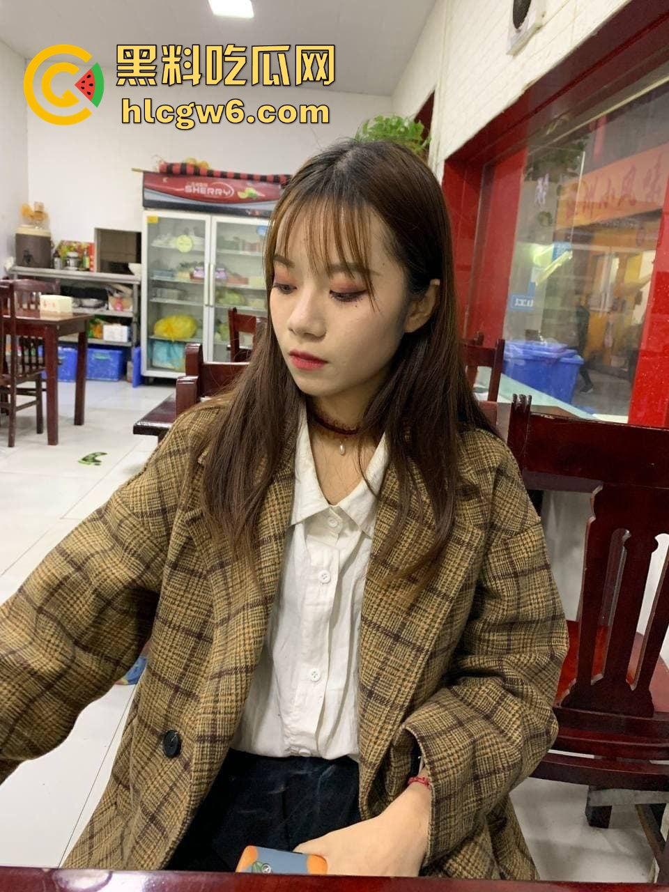 杭州蜜桃臀骚比【玩偶莹】被推特主李茶酒操翻，淫荡私拍成有钱人专属玩物，玩腻了直接换货，有钱人是真的会玩！