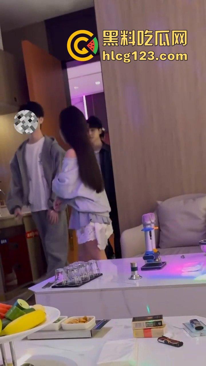 小仙女白天赚大叔的钱,晚上KTV点男模互动,玩得比你想象的更花!-4