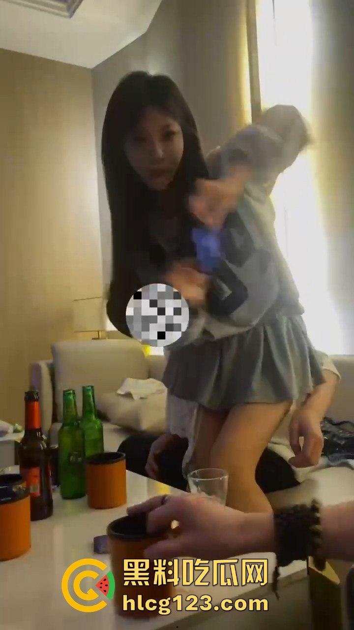 小仙女白天赚大叔的钱,晚上KTV点男模互动,玩得比你想象的更花!-5