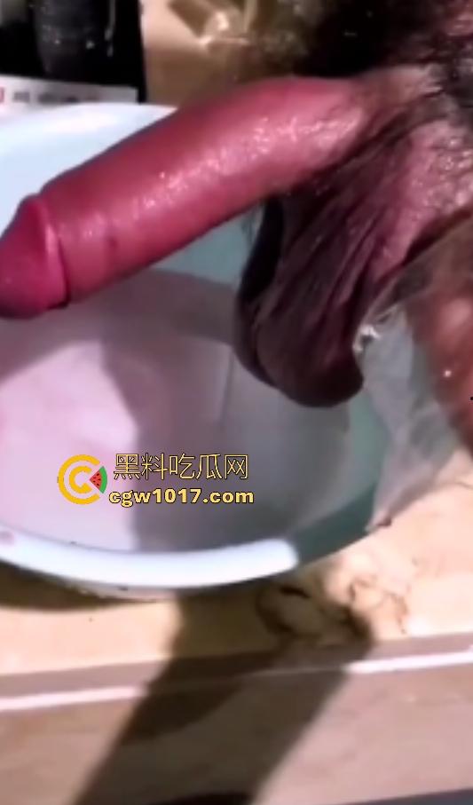 泰国自宫狂人嫌医院贵在家自割巨屌，落地后鸡巴还梆硬，后悔失去这武器，老爸见状怒吼“滚出家门”！-7