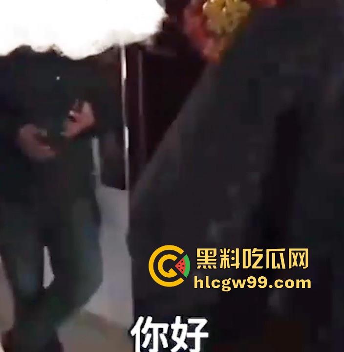 狗男女家中偷情不曾想原配杀了个回马枪,叫来开锁师父,一开门就撞见男女赤裸,开锁师父这单又白干了!