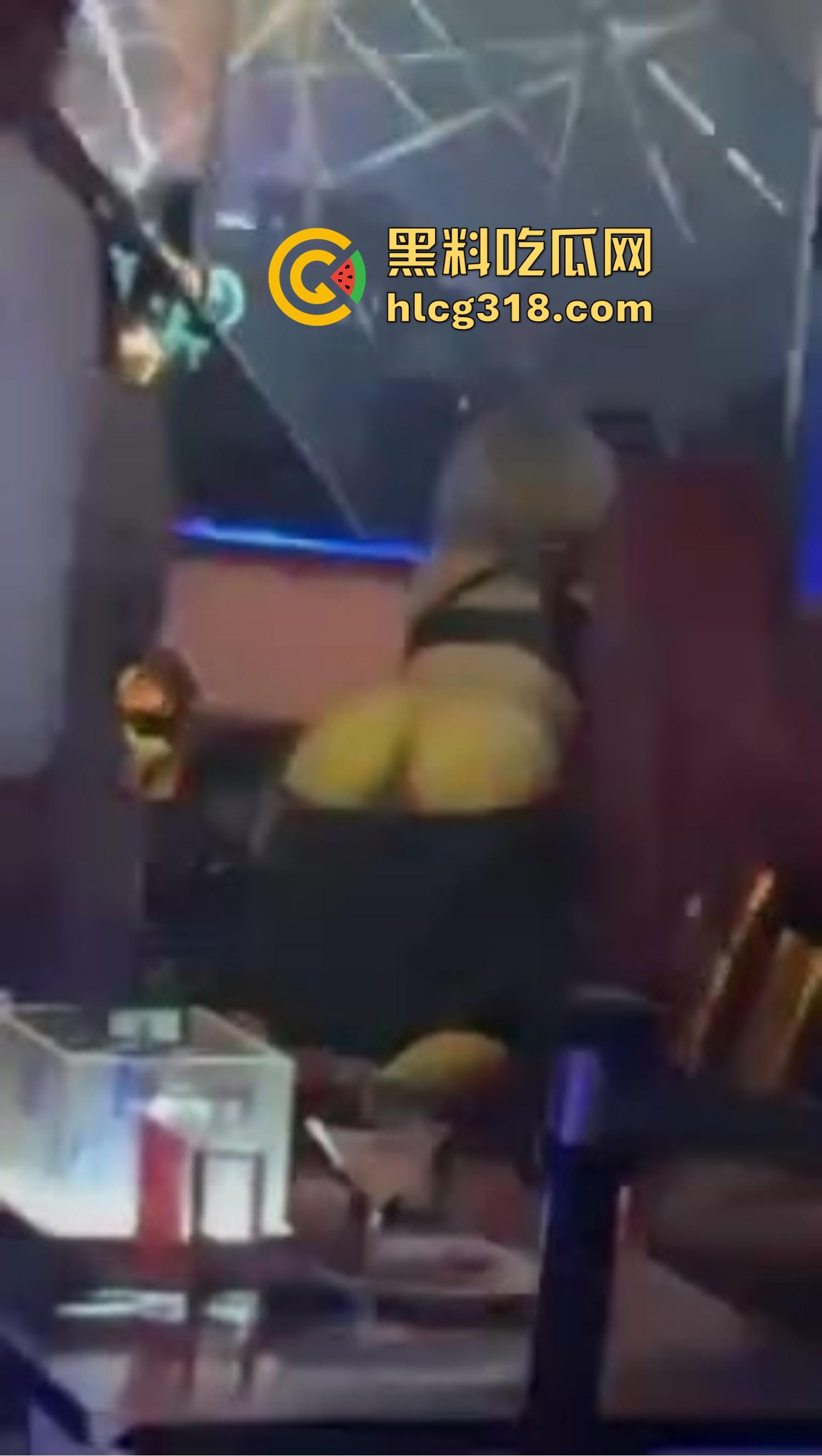 夜店不跳舞不喝酒，就爱舔奶子，骚女当众掀衣喂奶，男的舔得像喝汤，众人围拍像看活春宫！