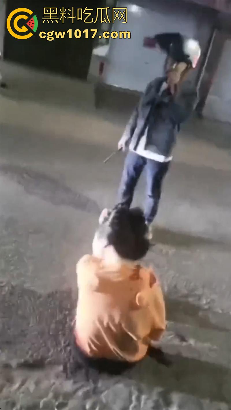 玩别人老婆的代价，男子发现老婆出轨，直接拿出杀猪刀，当街手刃情夫，渣男直接被砍死，老婆也浑身是伤！