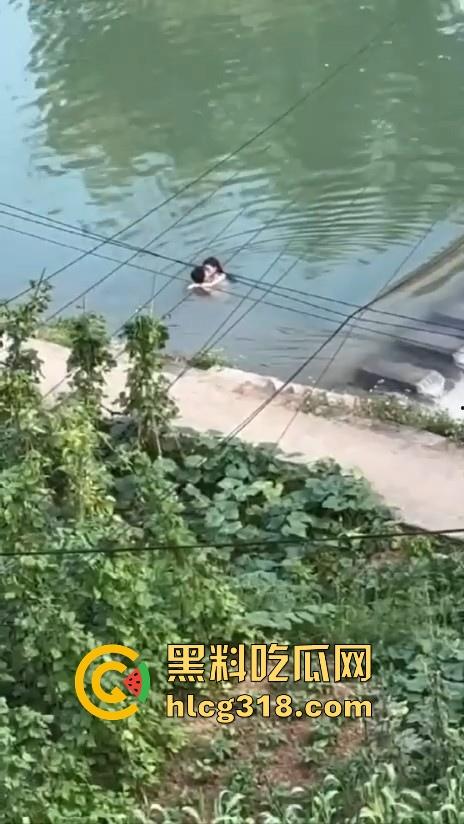 大胆情侣河边做爱,精虫上脑直接开干,激情四射无视众人,这样搞下去真不怕得阴道炎呀!-6