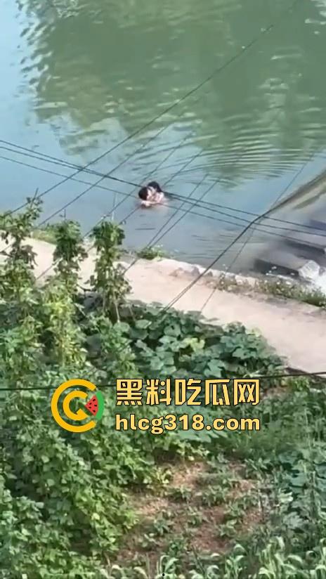 大胆情侣河边做爱,精虫上脑直接开干,激情四射无视众人,这样搞下去真不怕得阴道炎呀!-7