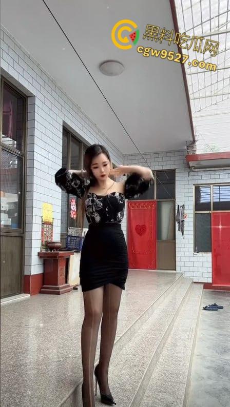 抖音女网红【辰辰螺丝姐】,性感高跟御姐少妇,开档黑丝自慰啪啪视频流出,白皙丰满的身材十分诱人!!-3