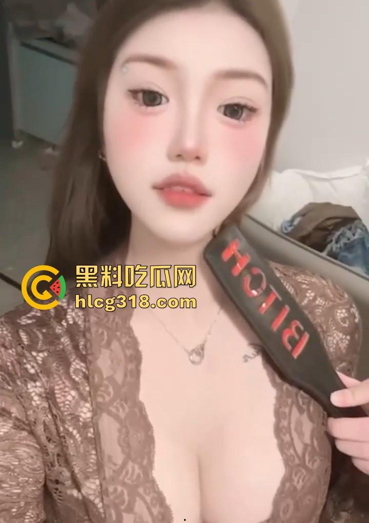 抖音擦边骚女【滢酱】 大尺度付费福利视频流出,巨乳透视蕾丝,揉胸扣穴极具诱惑,隔着屏幕都想要吃一口!-3