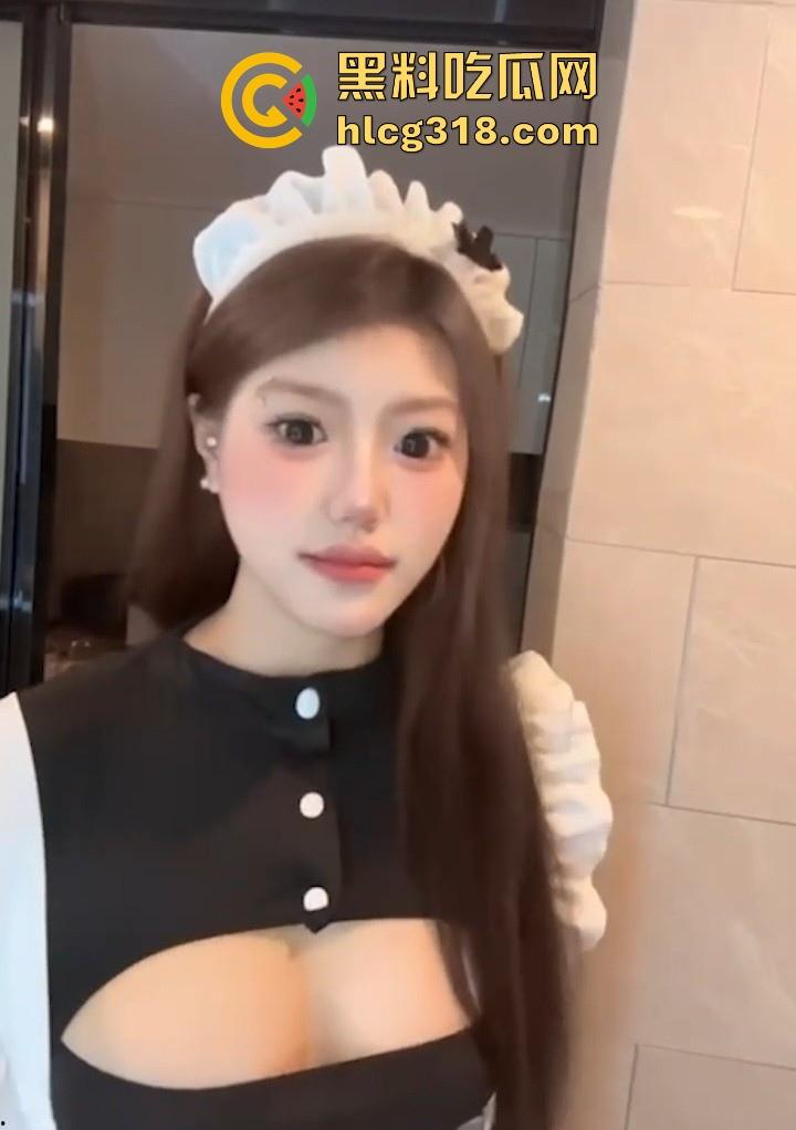 抖音擦边骚女【滢酱】 大尺度付费福利视频流出,巨乳透视蕾丝,揉胸扣穴极具诱惑,隔着屏幕都想要吃一口!-7