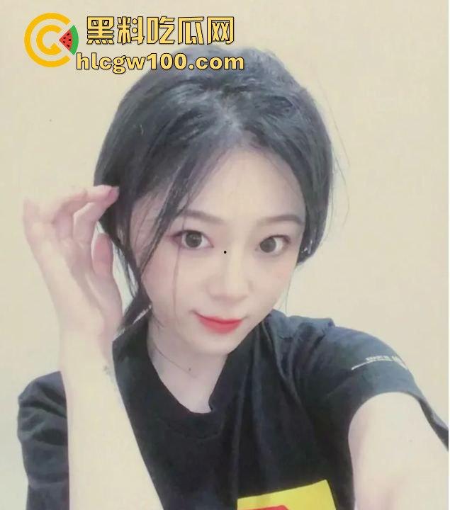 南通反差御姐【胡美然】外表清冷像仙女,床上浪得像小母狗,约炮视频曝光流出。-4