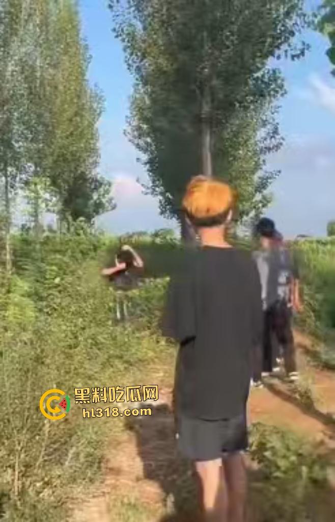 河北邢台精神小伙们因男生考试不给抄答案直接拉到树林旁暴揍,一旁拍照女生还说好帅啊!-7