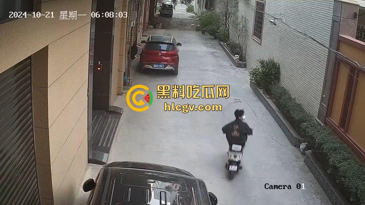 汕头精神小伙砸车窗偷窃被吓跑,警报刚停又溜回来,结果被车主直接抓个正着!-2