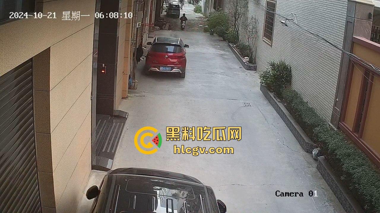 汕头精神小伙砸车窗偷窃被吓跑,警报刚停又溜回来,结果被车主直接抓个正着!-3