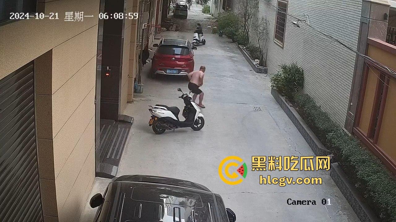 汕头精神小伙砸车窗偷窃被吓跑,警报刚停又溜回来,结果被车主直接抓个正着!-4