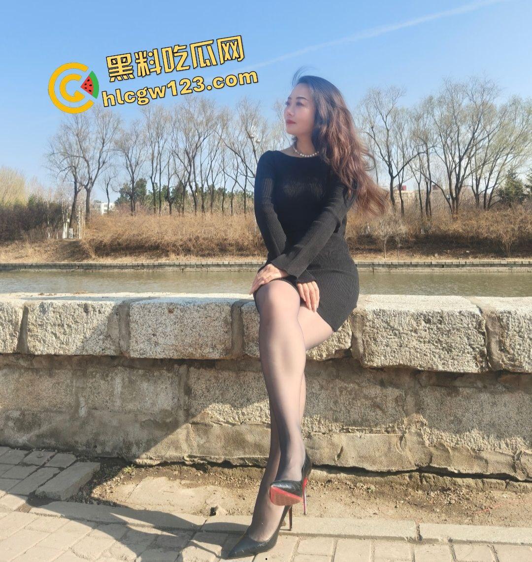 东北熟妇肥臀热烫黑丝包裹嫩穴，被弟弟狂草爽到命都要没了，还说再不射老公要回来了！