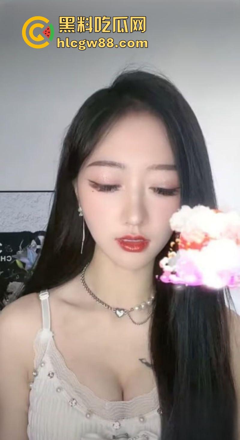 抖音反差婊网红【蜜桃妹妹】跟金主视频裸聊遭曝光 呻吟发骚脱衣诱惑 脸穴同框掰逼自慰！-6