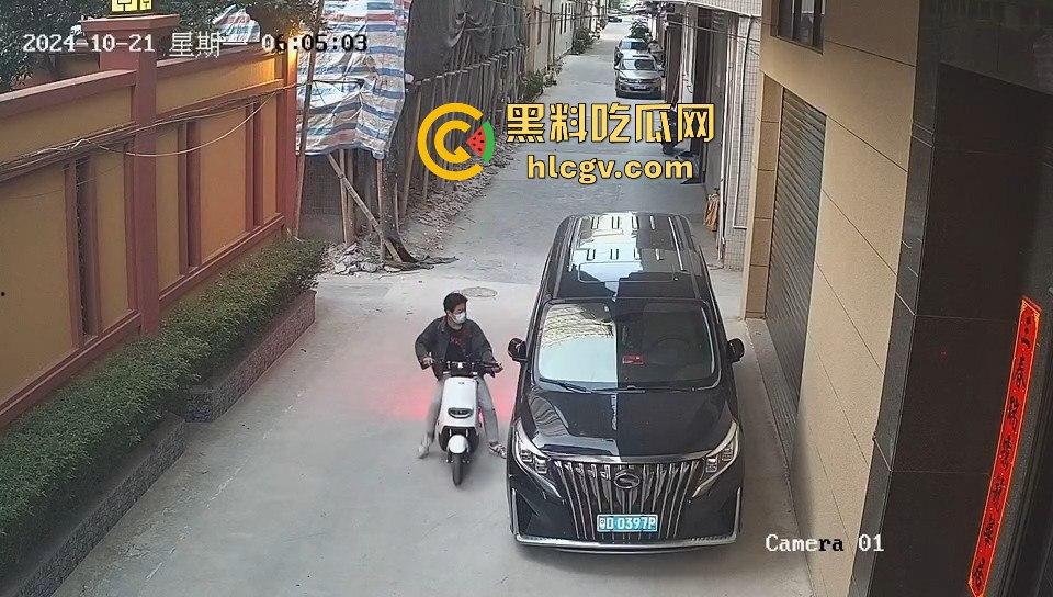 汕头精神小伙砸车窗偷窃被吓跑,警报刚停又溜回来,结果被车主直接抓个正着!-8